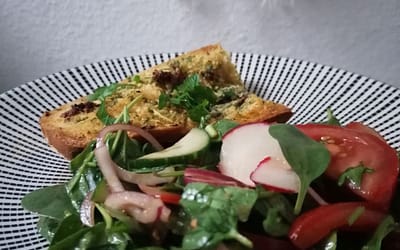 Gemischter Salat mit Knoblauchbaguette