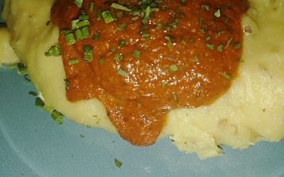 Kartoffelbrei mit Tomatensoße