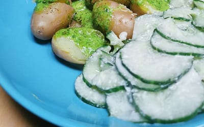 Kartoffeln mit Bärlauchbutter und Gurkensalat