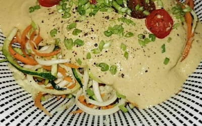 Rohe Zucchini u. KarottenSpagetti mit CashewKäseSoße